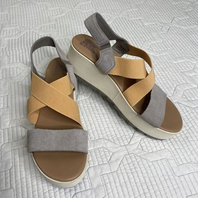 Sandalias de cuña Sorel para mujer 10 Cameron de forma plana gris cromo tiza con tira trasera Foto 1 de 4