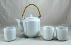 Tetera clásica de cerámica vintage blanca con mango de ratán de 3 tazas - Imagen 1 de 10