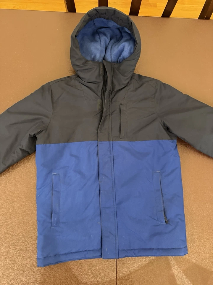 Abrigo de invierno con capucha mediano para niños Children’s Place 10/12 Foto 1 de 4