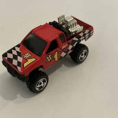 Nissan 1987 carrocería dura camioneta 4x4 roja diecast 1:64 casi nueva Hot Wheels Foto 1 de 4