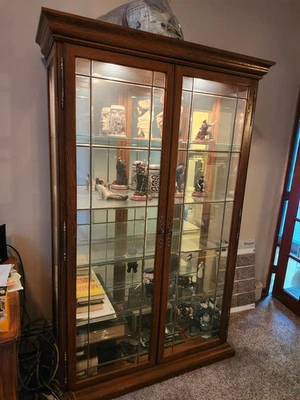 Armario Philip Reinisch Large Curio (#904), estantes de cristal, puertas delanteras dobles Foto 1 de 4