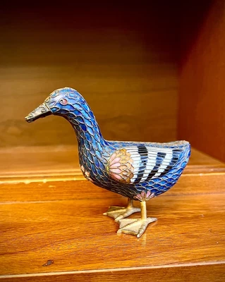 РЕДКАЯ винтажная эмалированная фигурка утки клуазоне — латунные ноги, синяя, розовая, бирюзовая - Изображение 1 из 4