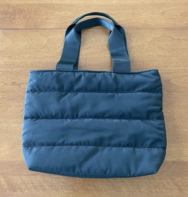 Bolso de Mano Wacoal Acolchado Puffer Pequeño Hecho de Botellas Recicladas Foto 1 de 4