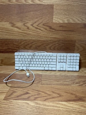 Apple A1048 White Wired Full Size USB keyboard with USB Ports for iMAC G3 G4 G5 - Image 1 of 4