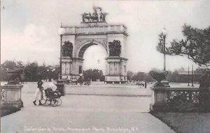 Brooklyn, NEW YORK CITY - Grand Army Plaza - Defenders Arch - baby carriage - Picture 1 of 2