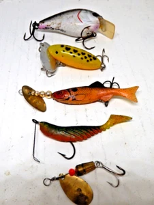{ 5 Used Assorted Fishing Lures - Picture 1 of 2