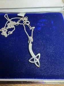 Collar con incrustaciones de madreperla colgante de plata de ley con barra nudo Trinidad celta - Imagen 1 de 4