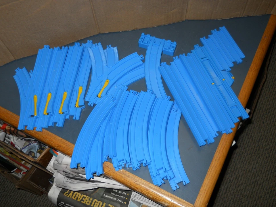 LOT 26 ASSORTED PIECES OF TOMY BLUE TRACK 1992 FOR THOMAS & FRIENDS TRAINS - Image 1 of 3