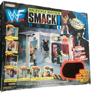 Backstage Mayhem Playset 2000 WWF Jakks Pacific Titantron SmackDown! Live Boxed - Foto 1 di 7