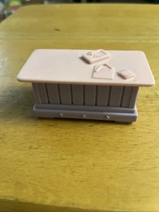 Fisher Price famille aimante maison de poupée enfant boîte à jouets coffre rose violet crèche - Photo 1/2