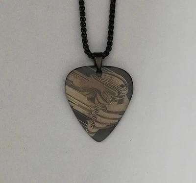 Colgante Titanio 316L Acero Inoxidable Judas Priest Guitarra Pick Motociclista Nuevo. Foto 1 de 4