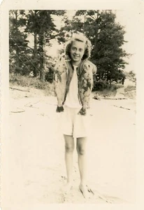 MID CENTURY WOMAN Vintage Portrait FOUND PHOTOGRAPH Black And White 410 LA 92 O - Bild 1 von 1