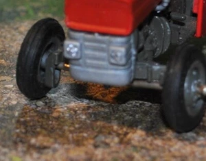 1/32 BRITAINS MASSEY MF 135 ARGENTO PLASTICA STAMPATA GRIGLIA/LUCI, CONVERSIONE TUTA - Foto 1 di 3