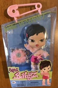 NEW BRATZ BABYZ RUNWAYZ JADE DOLL WITH PINK TELEPHONE ACCESSORY MGA - Picture 1 of 2