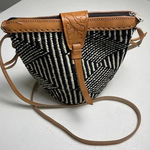 Bandolera Basket tejida con ribete de cuero blanca y negra - Imagen 1 de 7