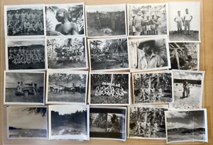 Amerikanische Soldaten aus der Ära des Zweiten Weltkriegs in Neuguinea abgebildet mit ihren "Ureinwohnerkumpels" Lot - Bild 1 von 24