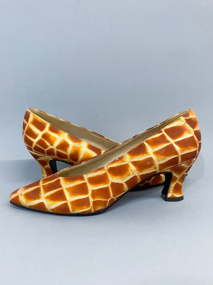 90 年代 Stuart Weitzman 皮革橙色棕色金色长颈鹿动物印花路易高跟鞋 — 第 1/4 张图片