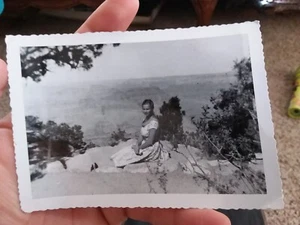 Lote de 3 Fotos Vintage ""Mujer Rubia Joven"" Papel Efem Americana Instantánea Historia - Imagen 1 de 3