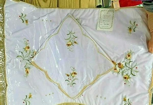 Set of 4 Embroidered Floral Place Mats & 4 Napkins White New in Package - Picture 1 of 6