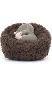 Juguete de peluche de peluche con pies rosados en cama de donut marrón - Imagen 1 de 7