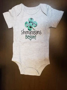 UNISEX KLEINKIND LET THE SHENANIGANS BEGIN GRAUER BODY GRÖSSE 6-9 MONATE PATRICK - Bild 1 von 12
