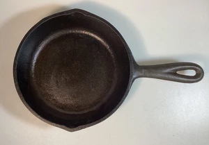 Cast Iron Skillet Frying Pan 2 Spout 6 5/8” Made in USA Vintage No. 3 Seasoned - Picture 1 of 5