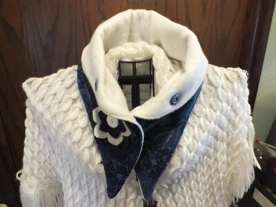 Nuevo calentador de cuello bufanda hecho a mano azul y blanco hecho a mano flor 34x6" suave polar Foto 1 de 2