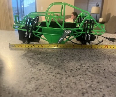 Caja de batería de radiocontrol NewBright Grave Digger, chasis, piezas de jaula antivuelco o reparación Foto 1 de 4