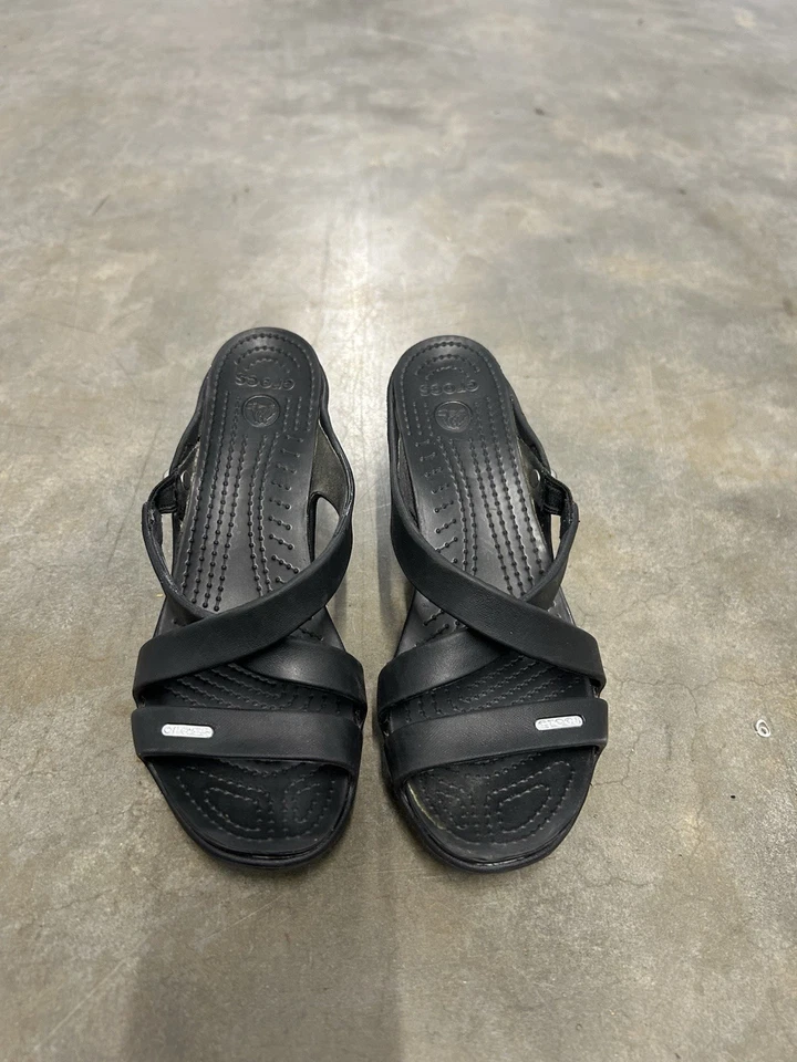 Босоножки-шлепанцы Crocs KADEE черные с открытым носком с Z-образным ремешком размер США женские 8 - Изображение 1 из 4