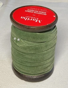 Nastro Martha Stewart VELLUTO VERDE MUSCHIO 10 iarde su bobina LEGNO 1/2 POLLICI NUOVO CON ETICHETTE - Foto 1 di 2