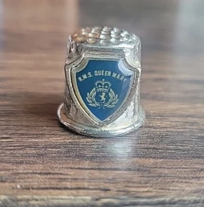 PLACCATO ARGENTO R.M.S. Queen Mary Thimble, fossette con logo - Foto 1 di 5