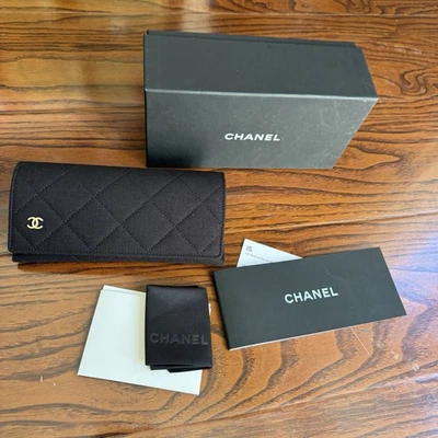 Óculos de sol CHANEL preto acolchoado logotipo óculos estojo macio apenas com pano - Imagem 1 de 4