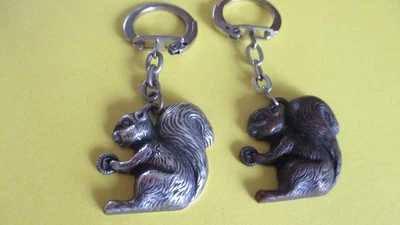 2 porte clés vintage différents écureuil avec pièce en Franc Caisse d' épargne - Photo 1/4