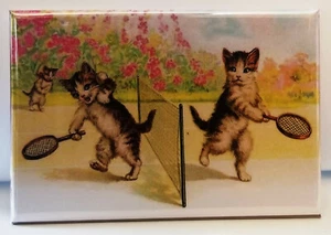 Gatos jugando al tenis IMÁN 2"x3" refrigerador armario retro vintage muñeco de nieve  - Imagen 1 de 3
