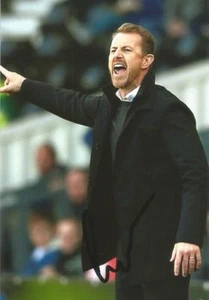 MILLWALL: GARY ROWETT FOTO AZIONE 6x4 firmata + certificato di autenticità - Foto 1 di 1