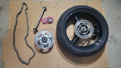 工厂原件 2006 铃木 SV650 后轮/轮胎、圆盘、链条和链轮组合 — 第 1/4 张图片