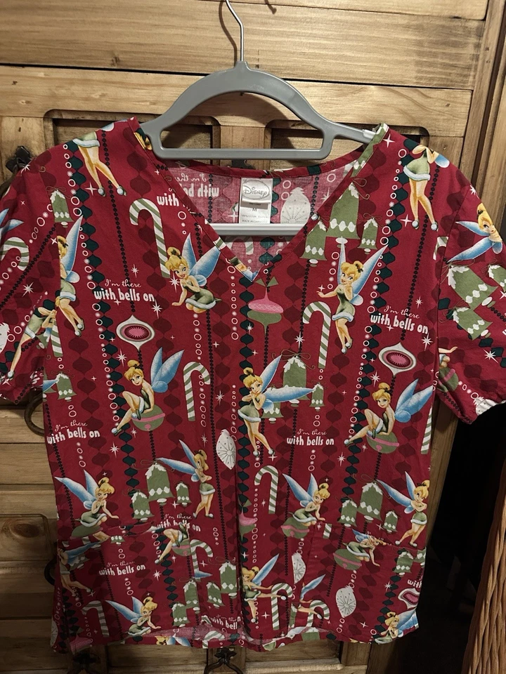 Blusa Médica Disney Tinkerbell ROJA NAVIDAD Mediana, Estoy Ahí Con Campanas En BRILLANTE Foto 1 de 4