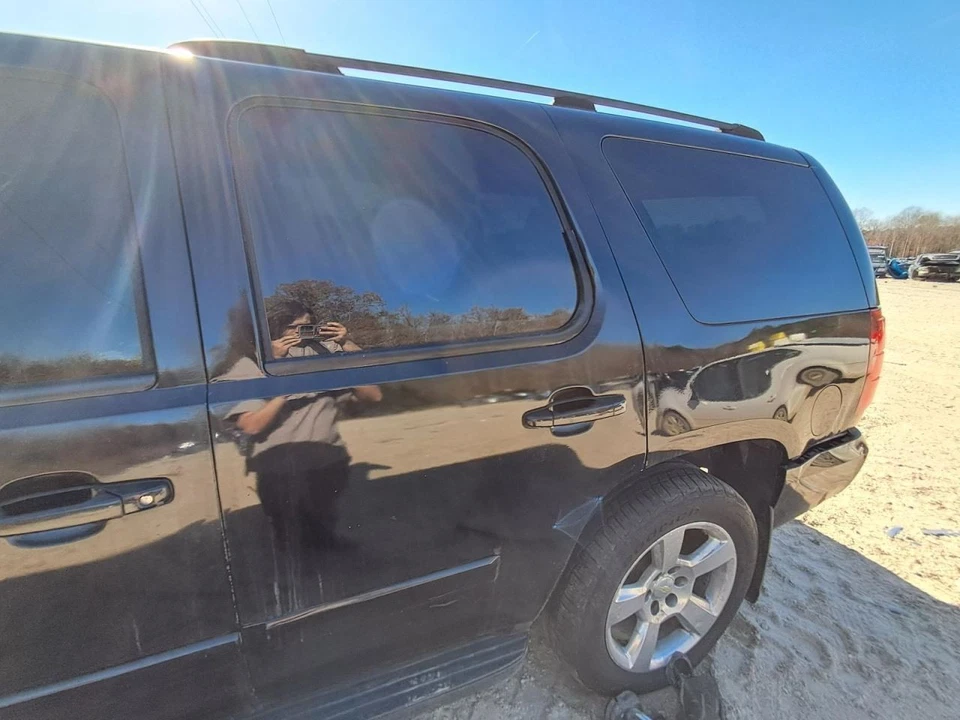 Puerta trasera izquierda del conductor compatible con 07-14 TAHOE 2757924 Foto 1 de 3