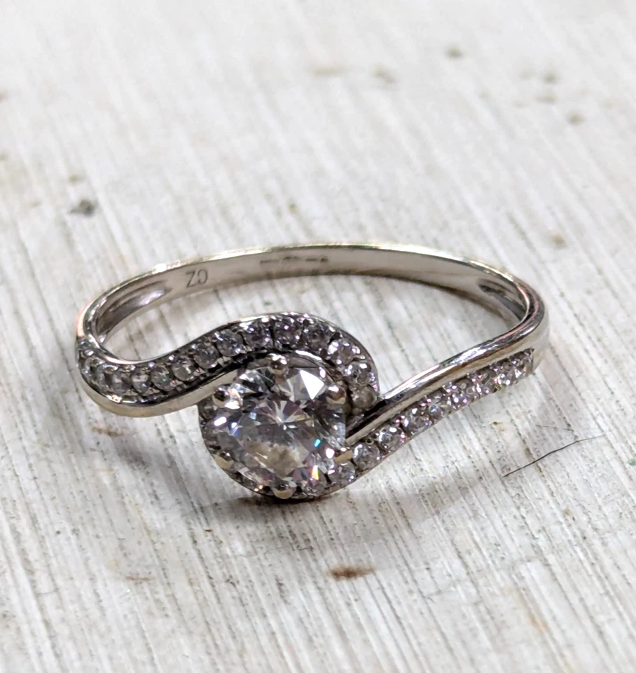 9ct White Gold Ring Cubic Zirconia Stones Full UK Hallmark Ring Size O 1/2 - Image 1 of 4
