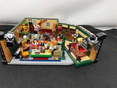 LEGO Ideas 21319 FRIENDS Central Perk - Image 1 of 4