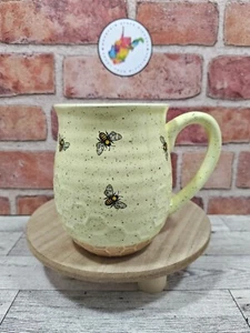 Bumble Bees On Embossed Honey Comb Ceramic Coffee Yellow Mug/Cup 13 Ounces - Picture 1 of 6