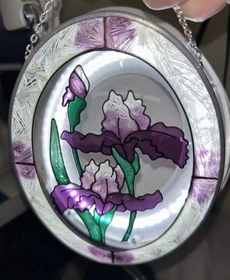 Joan Baker Estilo De Colección Ovalado Atrapasol Lirios Púrpura Vidrio Esmerilado Pintado a Mano Foto 1 de 4