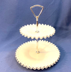 FENTON Milchglas Silver Crest 2 Ebenen Leckerbissen Tablett 10” hoch x 8” Bodendurchmesser. - Bild 1 von 6