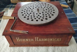 Hohner Mundharmonika antike Pyramide Ladenvitrine Sockel & Griff funktionstüchtig  - Bild 1 von 5