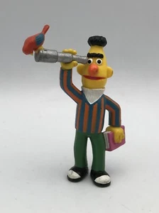 Figura PVC Aplausos BERT con TELESCOPIO Plaza Sésamo Pastel Topper - Imagen 1 de 2