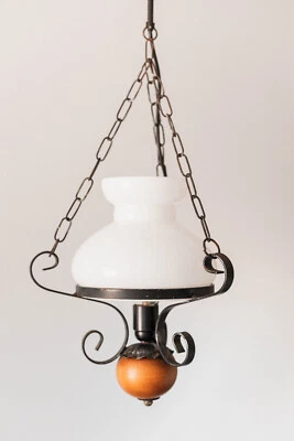 Ancienne Suspension de Salon Vintage Bois et Fer Abat-Jour Opaline Blanc - Photo 1/4