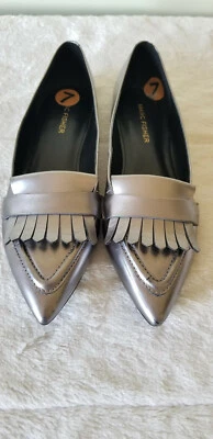 Mocasín de punta afilada con flecos plateados metálicos 'Susan' de Marc Fisher para mujer - Talla 7 E Foto 1 de 4