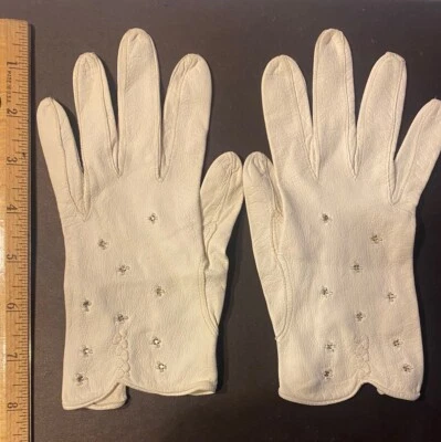 Vintage Women’s White Leather Gloves With Beadwork. Size 6.  - Image 1 of 4
