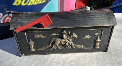 Buzón grande de aluminio fundido Berkeley Forge Paul Revere Town Crier negro y dorado Foto 1 de 4