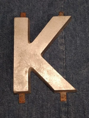 Letrero vintage de metal de 7" letra k para carpa gris con clips angustia Foto 1 de 4